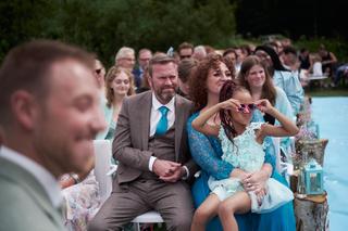 Bruidspaar Liëla en Jeffrey met gasten tijdens ceremonie bij Paviljoen Twiske Oostzaan - Trouwshoot Stefan Segers