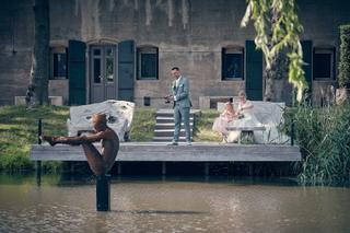Bruidspaar Angelique en Michiel aan waterpartij Fort Beemster Heemskerk, trouwceremonie Zuidoostbeemster, bruidsfotografie -