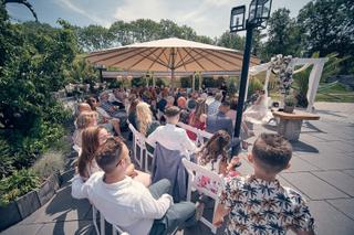 Bruidspaar Angelique en Michiel ceremonie bij Fort Beemster Heemskerk, gasten onder parasol, trouwreportage - Trouwshoot Stef
