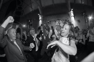 Bruid Mary danst uitbundig met gasten tijdens feestelijk bruiloftsfeest Sint Olofskapel Amsterdam, trouwreportage Jasper - Tr