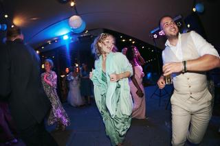 Bruidspaar Liëla en Jeffrey dansen uitgelaten op trouwfeest Paviljoen Twiske Oostzaan, festive bruiloftsreportage - Trouwshoo