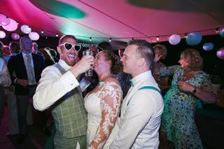 Bruidspaar Liëla en Jeffrey feest op receptie Paviljoen Twiske Oostzaan, dansfeest met gasten - Trouwshoot Stefan Segers