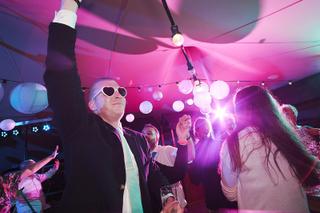 Bruidspaar Liëla en Jeffrey feest op dansvloer met neon roze verlichting, trouwreportage Paviljoen Twiske Oostzaan - Trouwsho