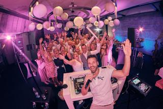 Bruidspaar Angelique en Michiel feest met gasten bij DJ, trouwreceptie Fort Beemster Heemskerk - Trouwshoot Stefan Segers
