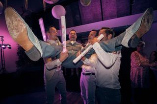 Bruidegom Michiel en gasten vieren feest op trouwreportage Angelique bij Fort Beemster Heemskerk, dansende mannen met confett