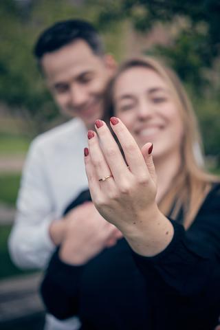 Bruid Marinka toont trouwring bij huwelijksaanzoek Wai Ho, loveshoot Muiderslot kasteel Muiden - Trouwshoot Stefan Segers