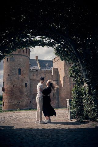 Bruidspaar Marinka en Wai Ho bij Muiderslot kasteel, huwelijksaanzoek onder ivypoort, romantische loveshoot Muiden - Trouwsho