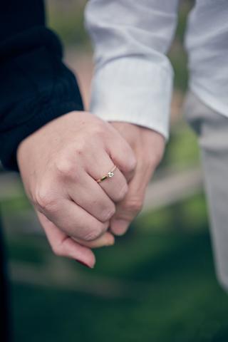 Bruidspaar Marinka en Wai Ho hand in hand bij Muiderslot kasteel, trouwring zichtbaar, romantische loveshoot Muiden - Trouwsh