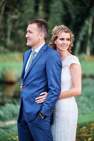 Bruidspaar Marit en Ralph poseren verliefd in groene tuin Chateau Marquette Heemskerk, trouwreportage - Trouwshoot Stefan Seg