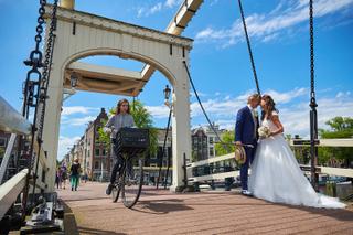 Bruidspaar Rinkje en Wouter kust op Maagdenbrug bij Frankendael, trouwreportage Amsterdam - Trouwshoot Stefan Segers