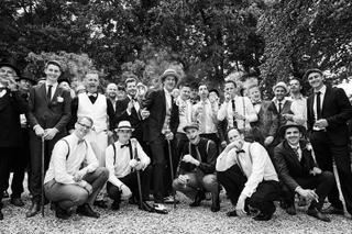 Bruidegom Wouter en bruid Rinkje met groomsmen in vintage stijl bij Frankendael, trouwreportage Maagdenbrug - Trouwshoot Stef