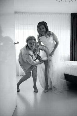 Bruid Mary en moeder lachen samen in hotelkamer Amsterdam, voorbereiding trouwdag - Trouwshoot Stefan Segers