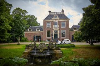 Bruidspaar Rinkje en Wouter bij klassiek landgoed Frankendael, trouwreportage met vintage auto - Trouwshoot Stefan Segers