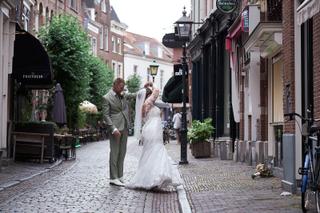 Bruidspaar Liëla en Jeffrey dansen in historisch straatje Haarlem, trouwreportage Paviljoen Twiske Oostzaan - Trouwshoot Stef