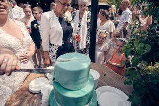 Bruid Angelique en bruidegom Michiel snijden turquoise bruidstaart, trouwreportage Fort Beemster Heemskerk - Trouwshoot Stefa
