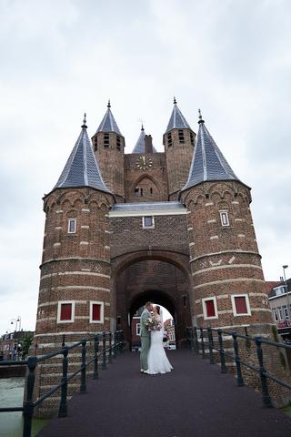 Bruidspaar Liëla en Jeffrey bij historische poort Oostzaan Haarlem, trouwreportage Paviljoen Twiske - Trouwshoot Stefan Seger