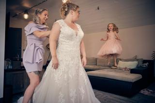 Bruid Angelique in witte trouwjurk met getuige en bloemmeisje in kleedkamer Fort Beemster Heemskerk, vrolijke trouwreportage
