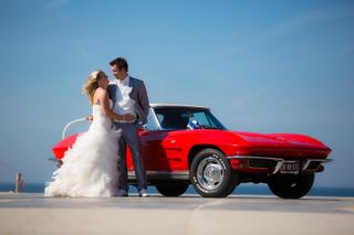 Bruidspaar Ferry en Sabine met klassieke rode Chevrolet Corvette aan strand Wijk aan Zee, trouwreportage SunSeaBar - Trouwsho