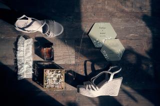 Bruidschoenen Angelique met trouwdetails op hout - Trouwshoot Stefan Segers