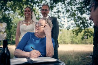 Bruidspaar Mike en Ilja ondertekent trouwakte bij Klein kasteel Deurne, emotioneel moment tijdens ceremonie - Trouwshoot Stef