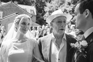 Bruid Karien en bruidegom Niels met vader tijdens ceremonie Villa Dalhof Berg en Dal, trouwreportage - Trouwshoot Stefan Sege