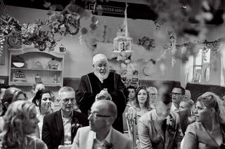Priester spreekt tijdens ceremonie van Froukje en Mireille in Blizz Boekel, gasten luisteren aandachtig - Trouwshoot Stefan S