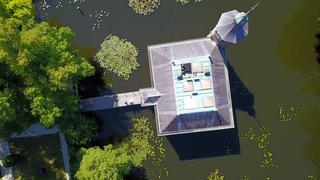 Luchtfoto van het kasteel Bouvigne in Breda met gastenhuizen omringd door water en groen - de bruiloft van Herman en Margheri