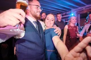 Bruidspaar Barry en Milou feesten uitbundig op trouwreceptie Turfvaert Rijsbergen, bruidegom met bier en bruid lachend omring