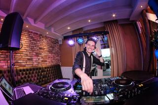 DJ Barry draait op de dansvloer tijdens bruiloft Milou en Barry in Rijsbergen - Trouwshoot Stefan Segers
