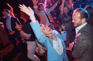 Bruid Karien danst uitgelaten op trouwfeest met gasten, trouwreportage Villa Dalhof Berg en Dal - Trouwshoot Stefan Segers