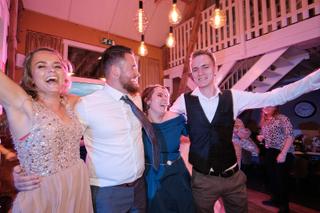 Bruidspaar Barry en Milou vieren feest met gasten in sfeervolle zaal Turfvaert Rijsbergen, trouwreportage Bavokerk - Trouwsho