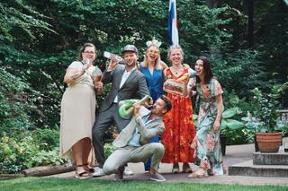 Bruidspaar Niels en Karien met gasten in grappige pose bij Villa Dalhof Berg en Dal, vrolijke trouwreportage - Trouwshoot Ste