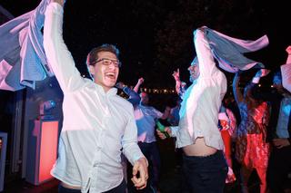 Bruidegom Niels en gast dansen vrolijk op trouwfeest Villa Dalhof Berg en Dal, feestelijke avondreportage - Trouwshoot Stefan
