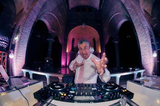 DJ Mike draait op in het imposante Klein Kasteel Deurne met paarse bogen en moderne lichtshow - Trouwshoot Stefan Segers