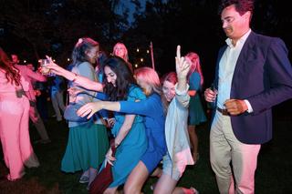 Bruidspaar Niels en Karien dansen met gasten op avondfeest Villa Dalhof Berg en Dal, trouwreportage - Trouwshoot Stefan Seger