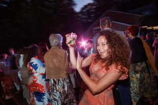 Gasten dansen vrolijk op trouwfeest Villa Dalhof Berg en Dal, bruidsfotografie trouwreportage - Trouwshoot Stefan Segers