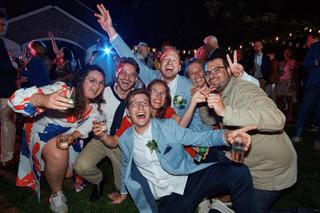 Bruidspaar Niels en Karien feest met gasten op trouwreportage Villa Dalhof Berg en Dal, avondfeest bruidsfotografie - Trouwsh