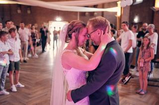 Bruidspaar Ilja en Mike dansen samen op hun trouwfeest, trouwreportage Fletcher Hotel Deurne - Trouwshoot Stefan Segers