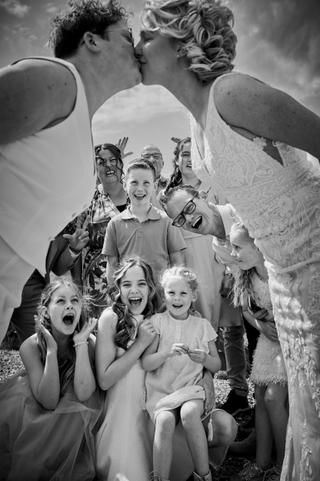 tijdens de bruiloft van Froukje en Mireille in Veghel en Blizz Boekel - Trouwshoot Stefan Segers