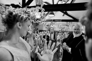 Froukje en Mireille dansen uitbundig met hun gasten in Blizz Boekel, hangende bloemen zweven boven het vrolijke moment - Trou