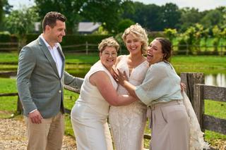 Froukje en Mireille lachen voluit met hun gasten op het groene landgoed in Boekel - Trouwshoot Stefan Segers