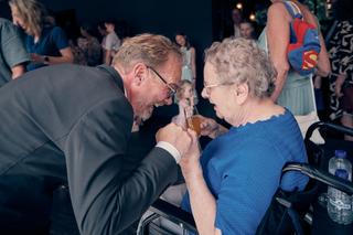 Intiem moment tussen bruidegom en moeder tijdens feest - Trouwshoot Stefan Segers