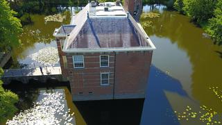 Luchtfoto van het romantische Bouvigne in Breda met gasten op het terras langs het water - Trouwshoot Stefan Segers