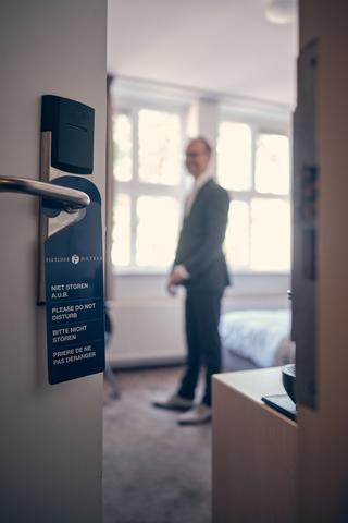 Bruidegom Mike wacht in hotelkamer Fletcher Hotel Deurne, trouwreportage Klein Kasteel Deurne - Trouwshoot Stefan Segers