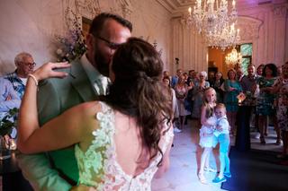 Bruidspaar Ramona en Sander danst in elegant balzaal Boerderij Wolfslaar Breda, gasten kijken toe bij trouwreportage - Trouws