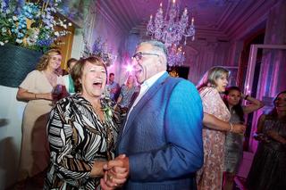 Bruidspaar Ramona en Sander dansen uitgelaten op hun trouwfeest op Boerderij Wolfslaar Breda, gastenreportage met paarse verl