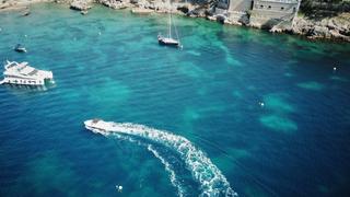 Tijdens de bruiloft van Stephanie en Wesley op Villa Italia in Andratx: luchtfoto van kristalhelder turquoise water met boten