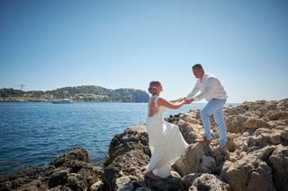 Bruidspaar Stephanie en Wesley dansen op rotsen bij strand Andratx Mallorca, trouwreportage Villa Italia - Trouwshoot Stefan