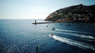 Idyllische baai met boten en steile heuvels onder mediterraan zonlicht - Trouwshoot Stefan Segers