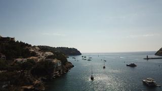 Serene baai met jachten tijdens bruiloft op Villa Italia in Andratx, Mallorca - Trouwshoot Stefan Segers
